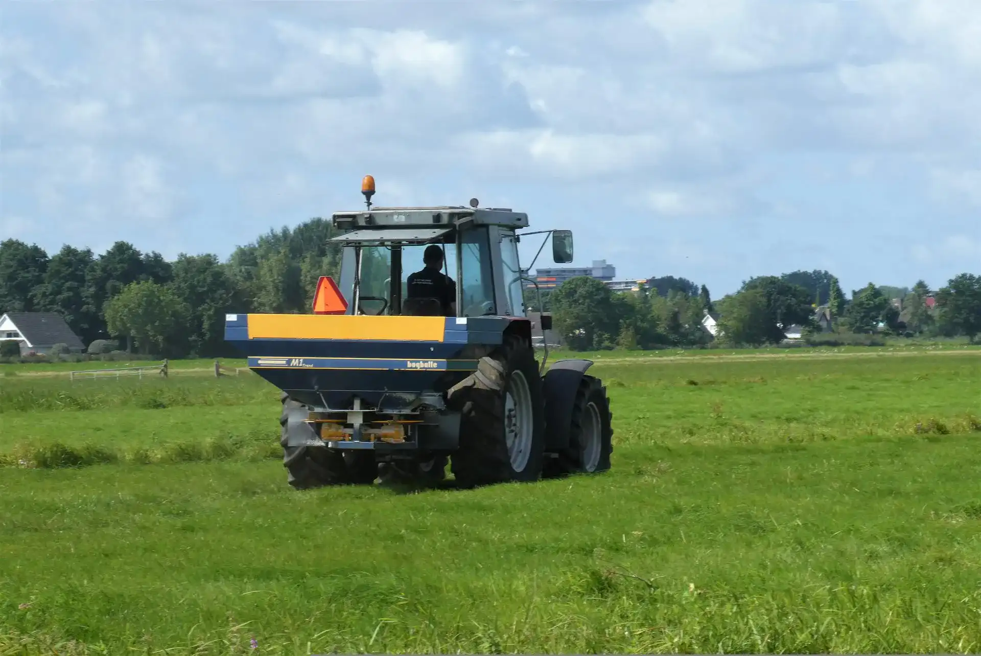 flach-tractor-6661883_1920 Streuwagen