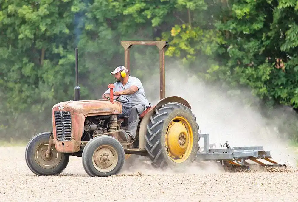 kat-farmer-5473631_1920 Streuwagen