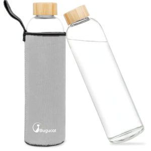 Glas-Trinkflasche 1l Bugucat, mit Bambusdeckel und Schutzhülle