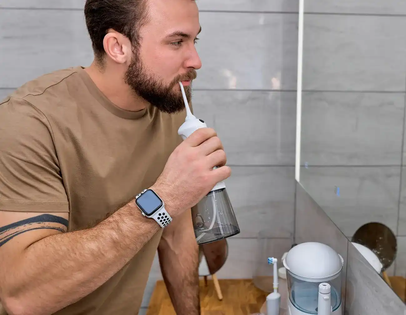 Elektrische Zahnbürste mit Munddusche Elektrische Zahnbürste mit Munddusche