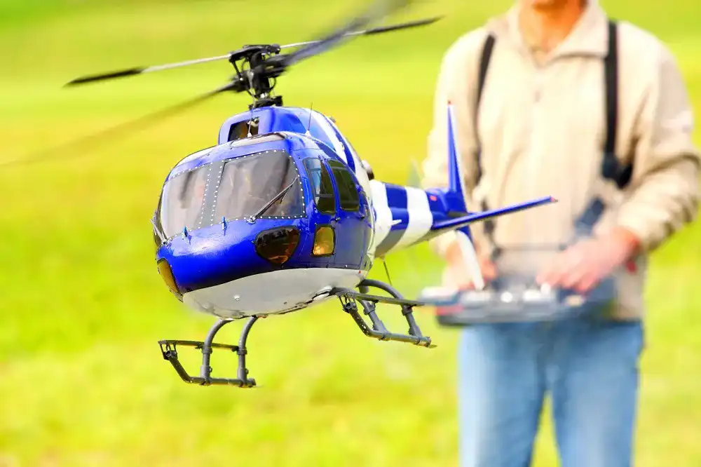Ferngesteuerter-Hubschrauber