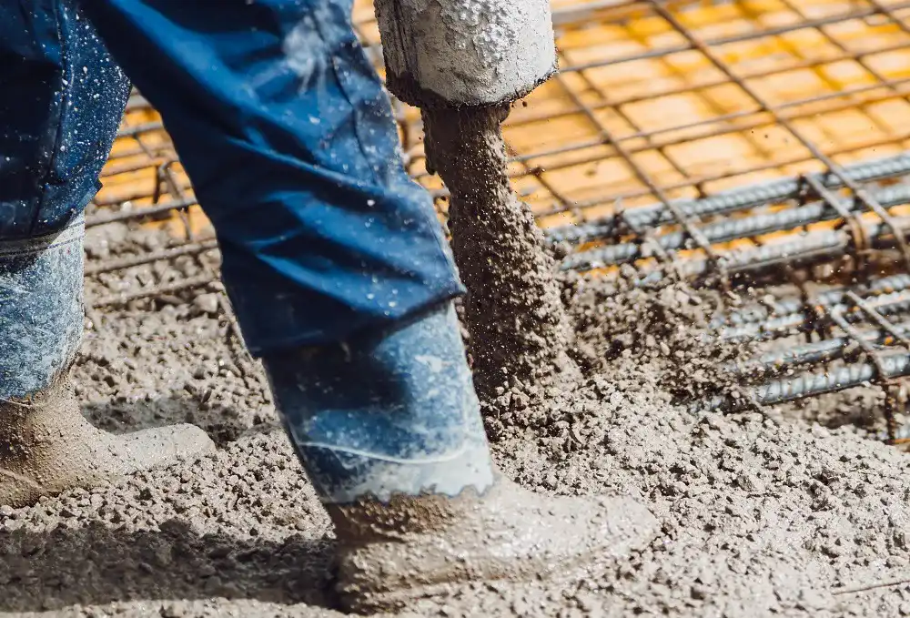 Construction,Worker,Pouring,Cement,Or,Concrete,With,Pump,Tube.,Reinforced Betonrüttler1