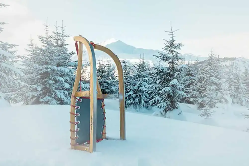 Holzschlitten mit Lehne