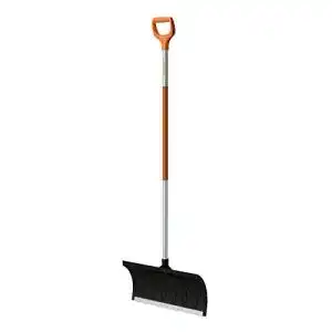 Schneeschieber Fiskars für flache Schneeschichten