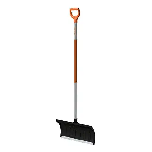 Schneeschieber Fiskars für flache Schneeschichten