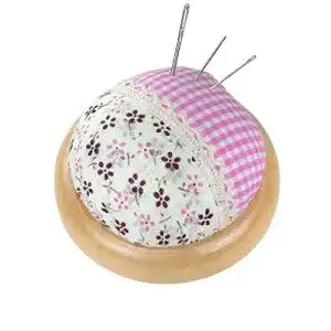 Nadelkissen Faden & Nadel florales Vintage mit hellem Holzteller