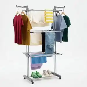 Wäscheständer mit Rollen Amazon Basics, mit faltbaren Flügeln