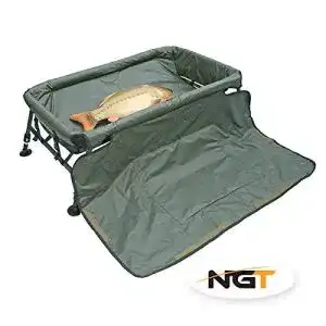 Abhakmatte NGT Karpfen Gestell loshaken Matte mit Kniepolster & Beine Karpfenangeln