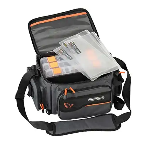 Angeltasche Savage Gear System Box Bag M (20x40x29cm) Ködertasche inkl. 3 Köderboxen